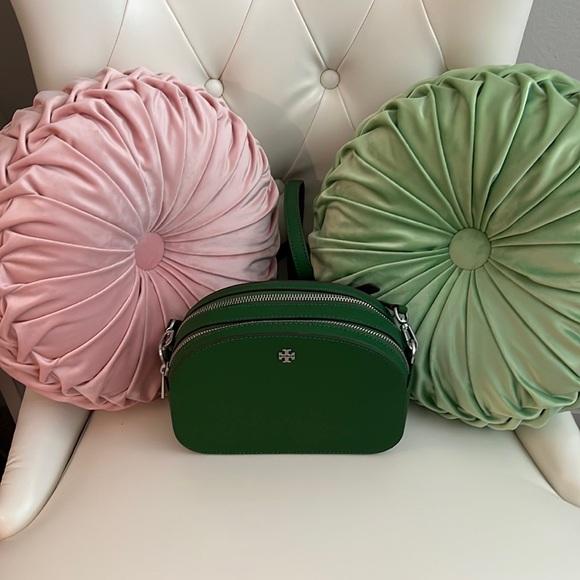 Tory Burch Handbags - Tory Burch Emerson Crossbody Camera Bag